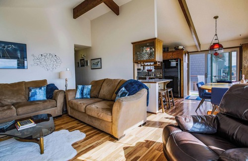 Freeland House | Pet Friendly, Beachfront, Mt. Rainer Views, Family Retreat