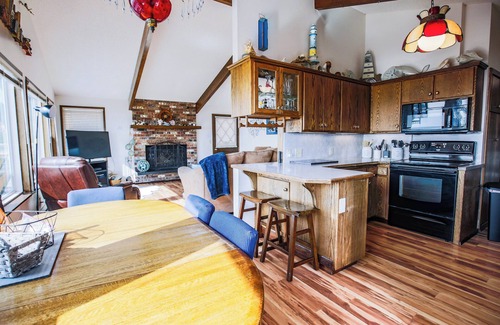 Freeland House | Pet Friendly, Beachfront, Mt. Rainer Views, Family Retreat