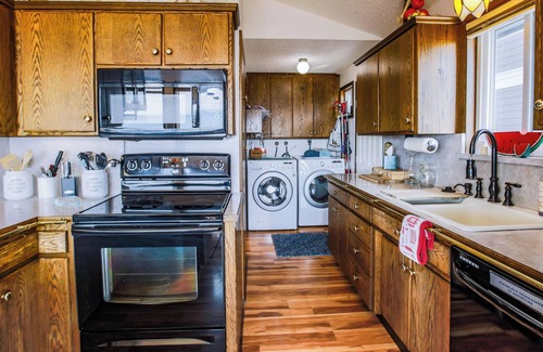 Freeland House | Pet Friendly, Beachfront, Mt. Rainer Views, Family Retreat