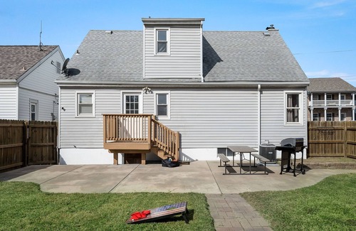 St. Louis House | Pet Friendly - BIG Yard - Fast Wi-Fi - Sleeps 10 - Easy access to I-55 downtown