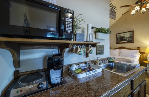 Waco Cabin | Pet Friendly Cabin 4 - 15 minutes from Magnolia and Baylor