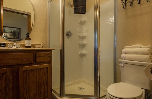 Waco Cabin | Pet Friendly Cabin 4 - 15 minutes from Magnolia and Baylor