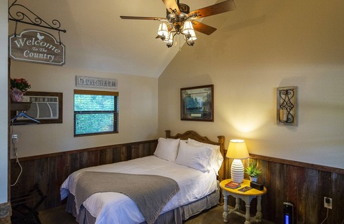 Waco Cabin | Pet Friendly Cabin 4 - 15 minutes from Magnolia and Baylor