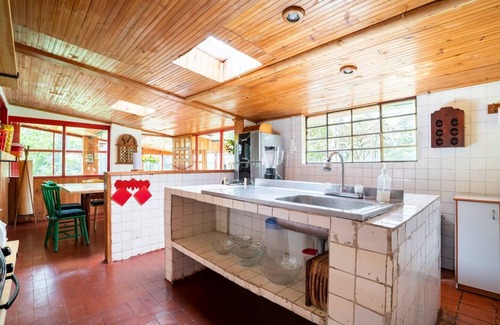 Zipacon House | Pet-friendly cottage for groups with fireplace and forests