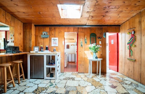 Zipacon House | Pet-friendly cottage for groups with fireplace and forests