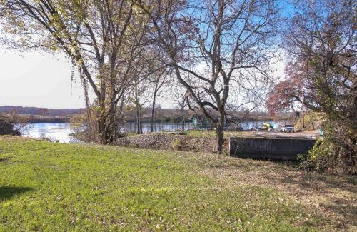 Cotter House | Pet-Friendly Cotter Retreat with Deck and Gas Grill!