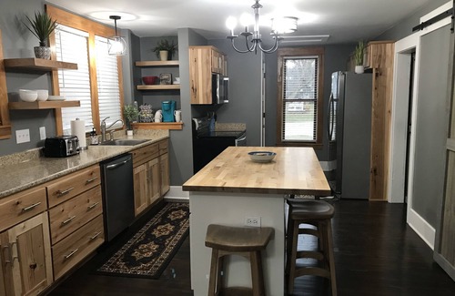 Garrett House | Pet Friendly cute, clean home close to Fort Wayne and major highways