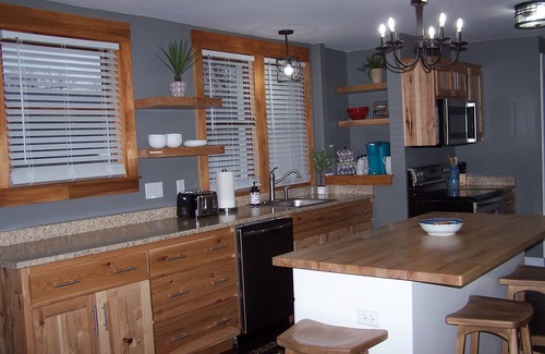 Garrett House | Pet Friendly cute, clean home close to Fort Wayne and major highways