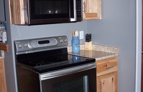 Garrett House | Pet Friendly cute, clean home close to Fort Wayne and major highways