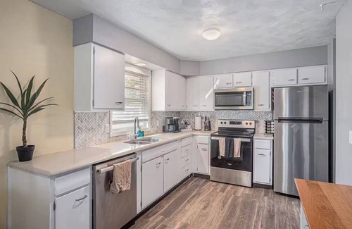 North Central Omaha House | Pet Friendly Duplex 6Ft Fence King Bed