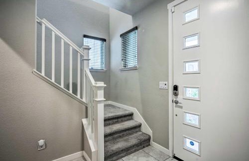 Hood House | Pet-Friendly Elk Grove Retreat with Balcony!