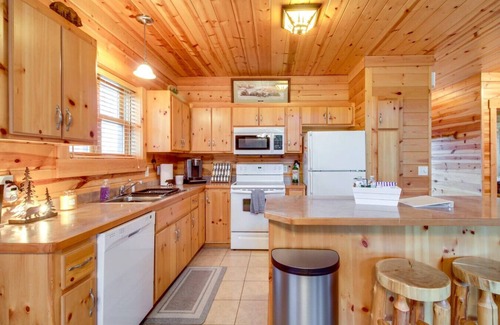 Garrison Cabin | Pet-Friendly Garrison Retreat