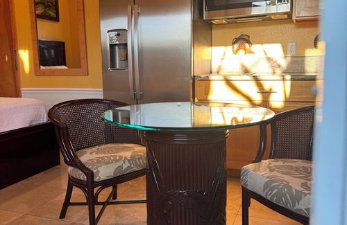 Diamond Head - Kapahulu - St. Louis Apartment | Pet Friendly Guesthouse Near Waikiki Beach Area With Private Yard + Free Parking