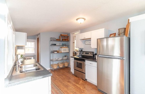 Greater Auburndale House | Pet Friendly Haven Near Hospital—Fast Wi-Fi