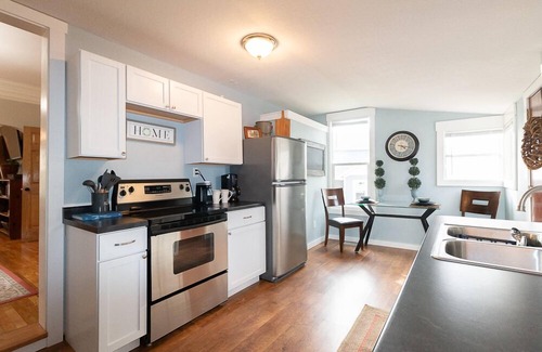 Greater Auburndale House | Pet Friendly Haven Near Hospital—Fast Wi-Fi