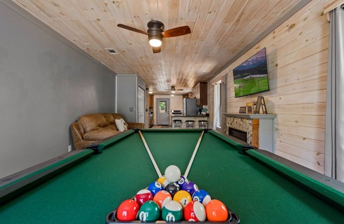 Pigeon Forge Cabin | Pet Friendly! Hot Tub | Pool Table & Fire Pit
