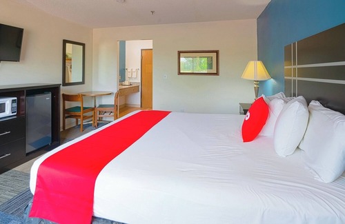 Redwood Falls Hotel | Pet-Friendly King Room for Casino Guests Near Ramsey Park in Redwood Falls