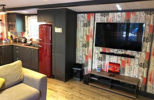 New Forest District House | Pet Friendly Lodge - Sleeps6 - Long Stay Discount