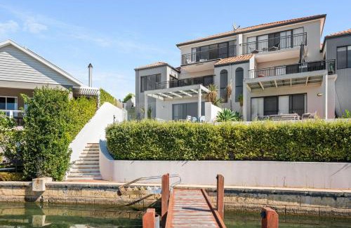 Wannanup House | Pet Friendly Luxe Canals Waterfront Retreat with Private Jetty & Spa