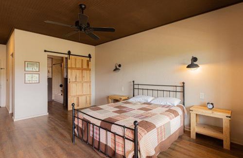 Tombstone Resort | -Pet Friendly- Miners Cabin #5 -Two Double Beds - Private Balcony