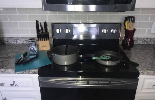 Oakford Park Apartment | Pet friendly! Mins to airport, downtown, sports