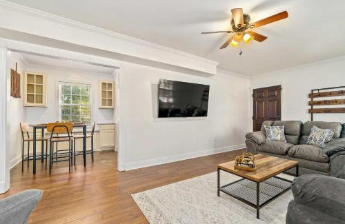 Mobile Apartment | Pet-Friendly Mobile Condo about 4 Mi to Downtown!