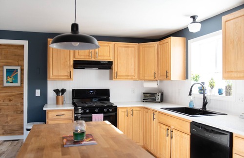 Union Ski Chalet | Pet-Friendly Mountainside Chalet w/ Gas Fireplace, Big Deck, & Sunset Views