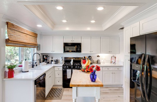 Estates at Canyon Crest House | Pet-Friendly Riverside Retreat w/Private Spa!