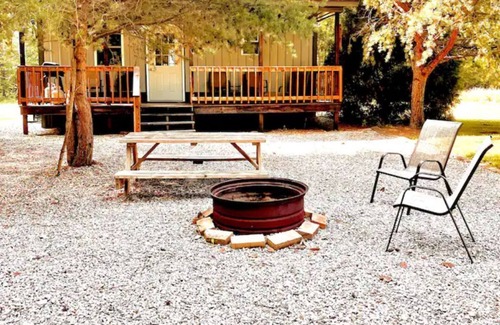 Westphalia Cabin | Pet friendly Teal Cabin Goose Pond Cabin Rentals