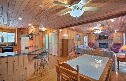 Toccoa House | Pet-Friendly Toccoa Home w/Deck + Lake Access!