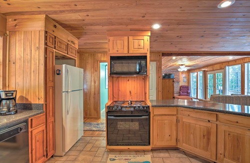 Toccoa House | Pet-Friendly Toccoa Home w/Deck + Lake Access!