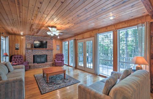 Toccoa House | Pet-Friendly Toccoa Home with Deck and Lake Access!