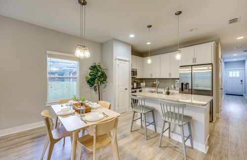 Southbank House | Pet-Friendly Townhome, 1 Mi to Southbank Riverwalk