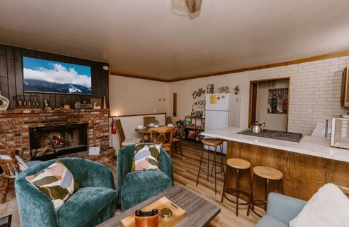 Big Bear Lake Cabin | Pet Friendly, Walk to the Slopes. Trophy Treehouse with Views, BBQ and Firepit