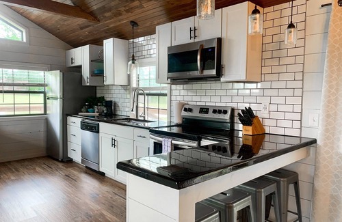 Marion Cabin | Pet-Friendly Waterfront Studio Cabin