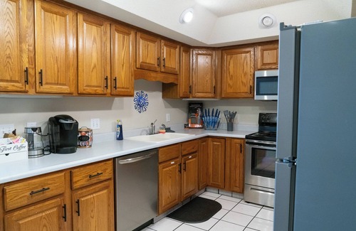 Windsor Heights House | Pet-Friendly Windsor Heights Stay – Ideal for Reunions, Road Trips & Remote Work