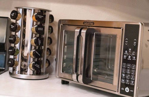 Windsor Heights House | Pet-Friendly Windsor Heights Stay – Ideal for Reunions, Road Trips & Remote Work