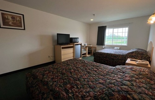 Renault Apartment | Petite Double Queen Suite with Free Parking!