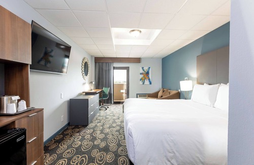 Flagami Hotel | Pets Allowed Unit With Pool Close To Miracle Mile And Art District