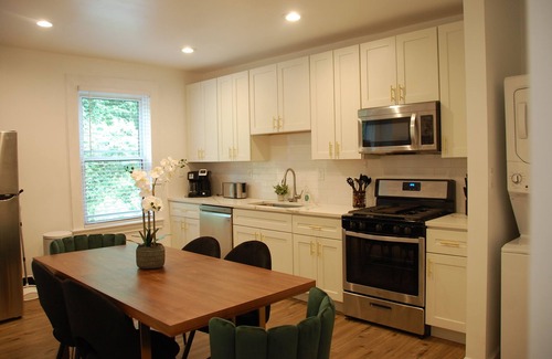 East Liberty Apartment | PGH Delight - 4B/3B, ALL NEW w/Free Street Parking, Perfect for family vacation