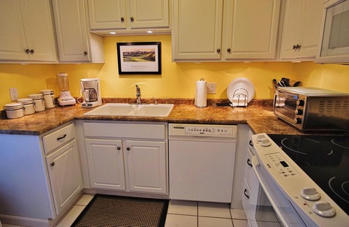 Cloisters Condo | Phoenix Abode w/Pool Access: Walk to Fashion Park