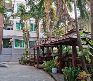 Bang Phli Apartment | Phuengthong Building Mega Bangna