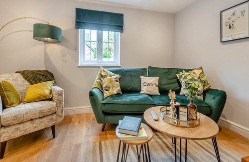 Llanybri Cottage | Picked for its superb standard and close the coastal village of Llansteffan.