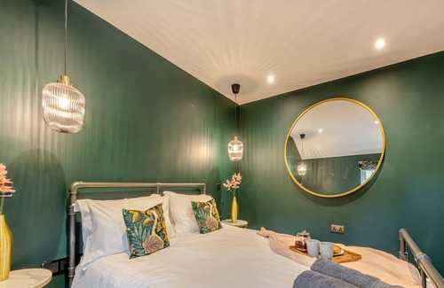 Llanybri Cottage | Picked for its superb standard and close the coastal village of Llansteffan.