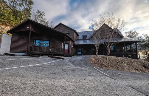 Pigeon Forge Apartment | Pickle ball & Firepit in February @The Burrows