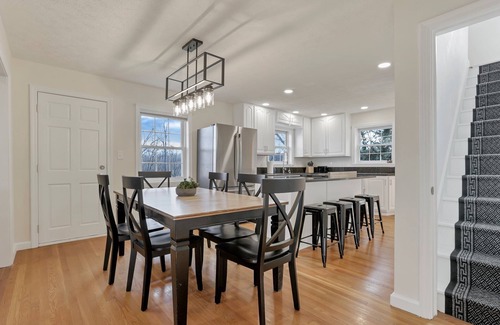 Logan House | Pickle Hill - pool, pickleball court, sauna, near Hocking Hills, sleeps 10!