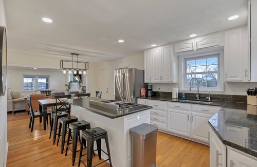 Logan House | Pickle Hill - pool, pickleball court, sauna, near Hocking Hills, sleeps 10!