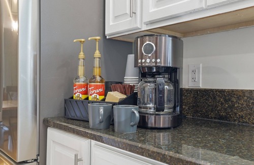 Logan House | Pickle Hill - pool, pickleball court, sauna, near Hocking Hills, sleeps 10!