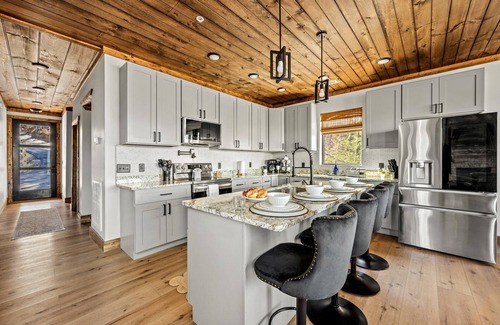 Gatlinburg - Pigeon Forge Cabin | Pickleball and Basketball Court Modern Cabin Sleeps 24 Soccer Pools Badmitton