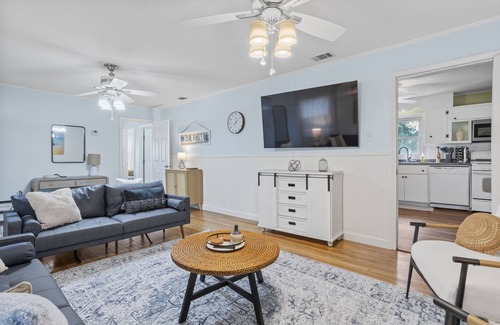 Gulfport House | Pickleball~Basketball~Pool table~Air hockey~Bbq~Firepit~Beachfront near Casino